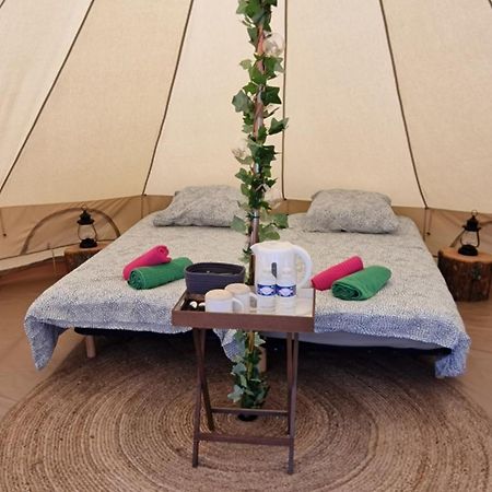 Lodge Tente Les Pommiers Glamping O Rendez-Vous En Demi-Pension Roquefeuil Exteriér fotografie