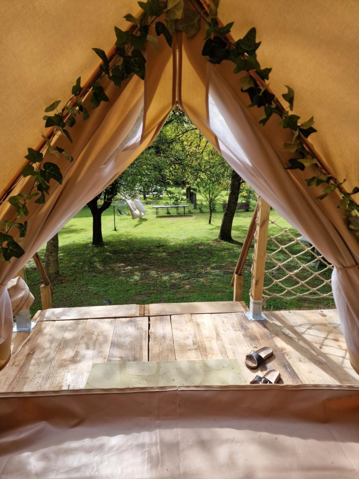 Lodge Tente Les Pommiers Glamping O Rendez-Vous En Demi-Pension Roquefeuil Exteriér fotografie