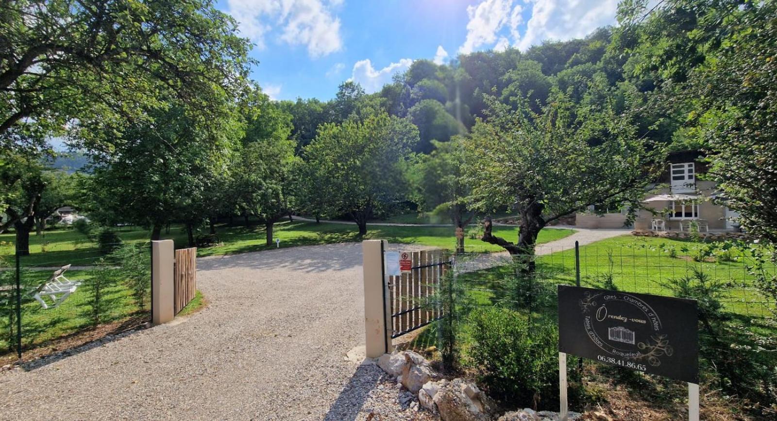 Lodge Tente Les Pommiers Glamping O Rendez-Vous En Demi-Pension Roquefeuil Exteriér fotografie