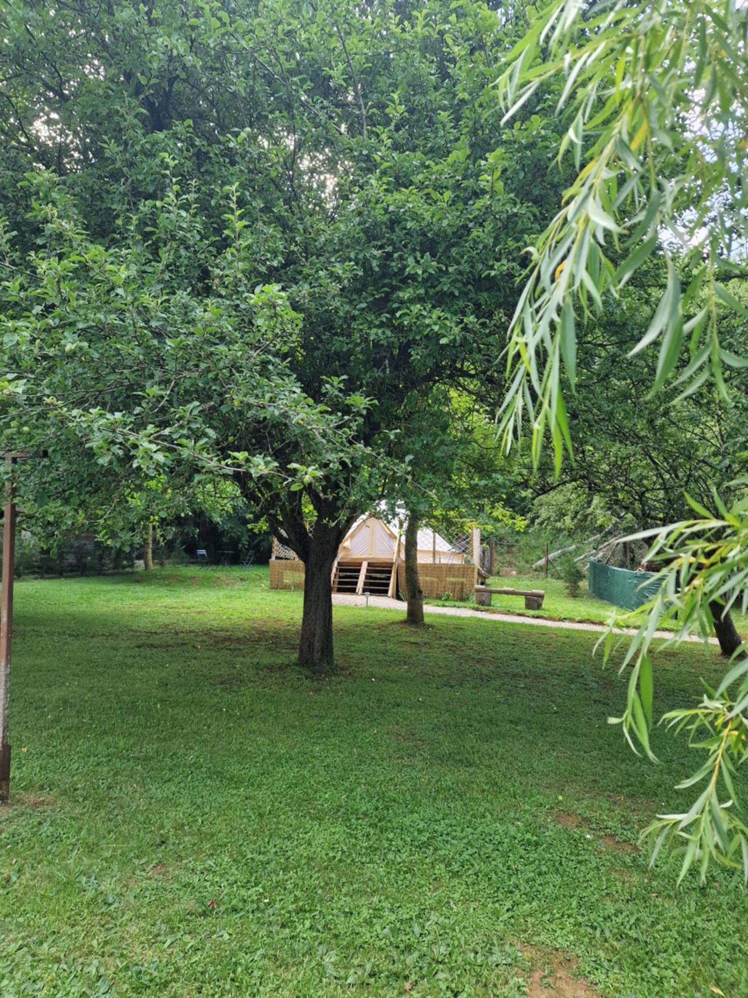 Lodge Tente Les Pommiers Glamping O Rendez-Vous En Demi-Pension Roquefeuil Exteriér fotografie